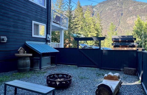 Sunshine Valley Cabin | The Fog + Fir Retreat - Family Friendly Cabin With Mountain Views