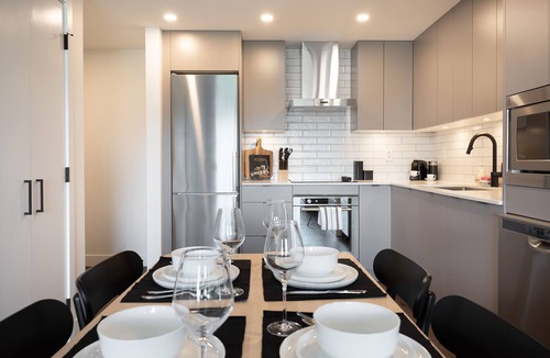 Downtown Kelowna Condo | The Garden Oasis Downtown Kelowna Condo w Pkg and AC