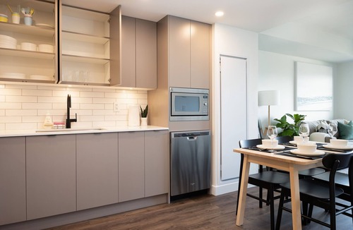 Downtown Kelowna Condo | The Garden Oasis Downtown Kelowna Condo w Pkg and AC
