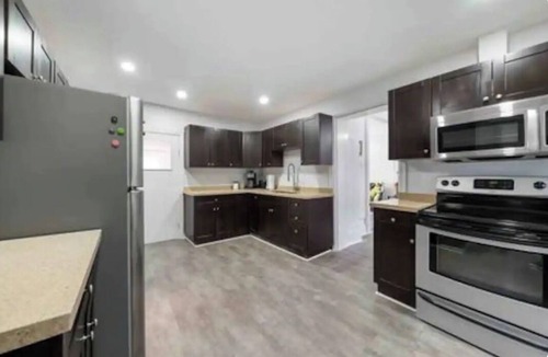 Brantford House | The Georgian; 4 bedroom home, 5 minutes from Highway 403, open to longterm stays