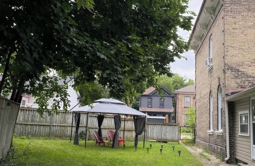 Brantford House | The Georgian; 4 bedroom home, 5 minutes from Highway 403, open to longterm stays