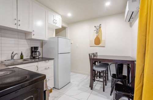 Cote-Des-Neiges—Notre-Dame-De-Grace Apartment | The Grand NDG Stay|Your Home in NDG