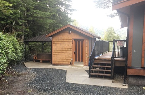 Port Renfrew Cottage | The Great Escape & Bunkhouse - Secluded with Hot Tub