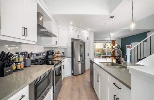 Calgary House | "The Green" - Mins to Airport- 1.5 hour Banff