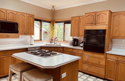 Sicamous House | THE HI-MARK HOUSE - Pool, Hot Tub, AC, Pool Table, walking distance to beach