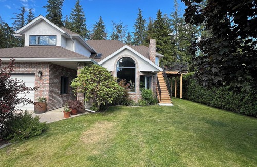 Sicamous House | THE HI-MARK HOUSE - Pool, Hot Tub, AC, Pool Table, walking distance to beach
