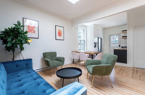 Ahuntsic-Cartierville Apartment | The Hibiscus | Office | WIFI | TV | Balcony | Park