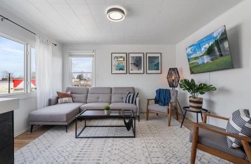 Sylvan Lake Apartment | The Hidden Loft I 5-min Walk 2 Beach I DT I 55 TV
