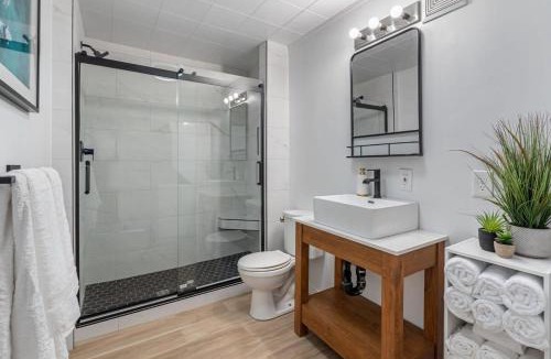 Sylvan Lake Apartment | The Hidden Loft I 5-min Walk 2 Beach I DT I 55 TV