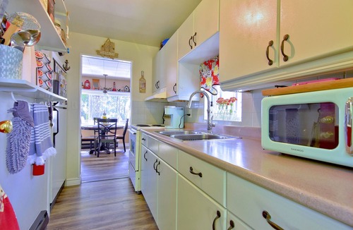 Colchester Cottage | The Hideaway- Lake view Cottage In Wine Country