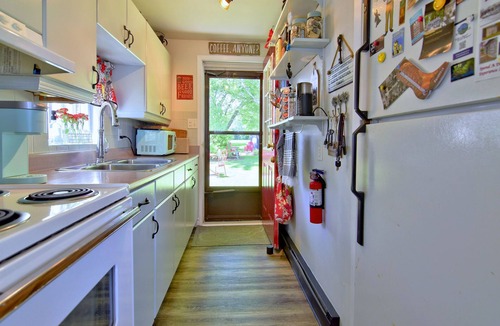 Colchester Cottage | The Hideaway- Lake view Cottage In Wine Country