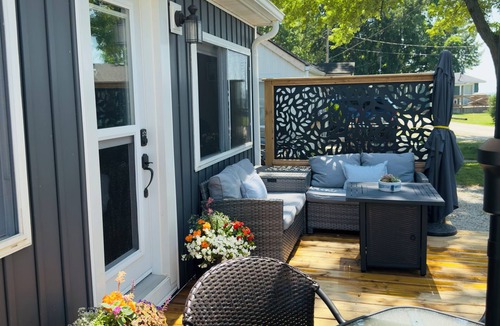 Colchester Cottage | The Hideaway- Lake view Cottage In Wine Country