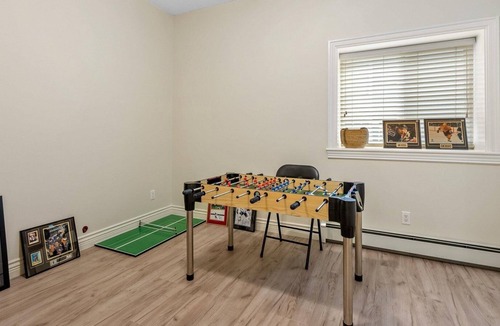 Upper Ten Oaks House | The Highlands Place | 2 Beds | 1 Bath | Guest Suite