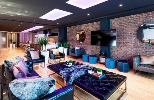 Downtown Montreal Apartment | The Holland Hotel by Simplissimmo