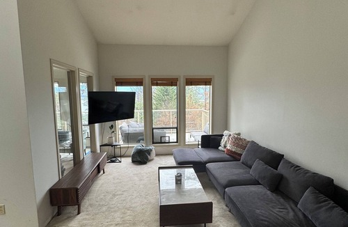 West Kelowna Estates House | The house that survived the fire 8 mins to downtown.