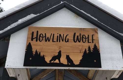 Snow Pine Estates House | The Howling Wolf | Beautiful Chalet | Private Hot Tub | Pet friendly| Ski in/out