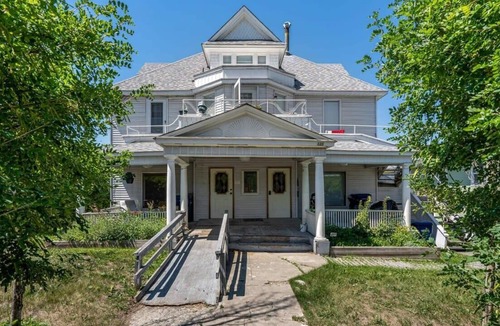 East Kootenay Apartment | The Icon | Historic Suite | Board Games | Downtown