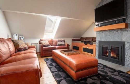 Whistler Village Apartment | The Ikon Lofted Studio with King Bed and Patio