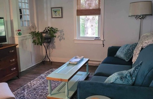 Kingsclear House | The King’s Hideaway, hot tub/pizza oven/walking trail/pet friendly/ski Crabbe.