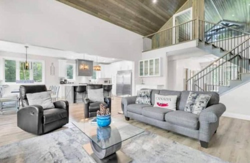 Centre Hastings Cottage | The Lake House - FREE in House Arcade, GOLF GREEN AND 9 HOLE MINI PUTT COURSE
