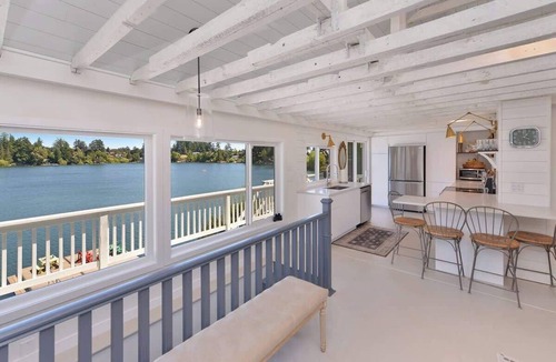 Langford House | The Lakehouse on Langford Lake