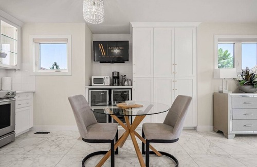 Red Deer Apartment | The Lioness | Sauna | Steam Shower | Jacuzzi Bath