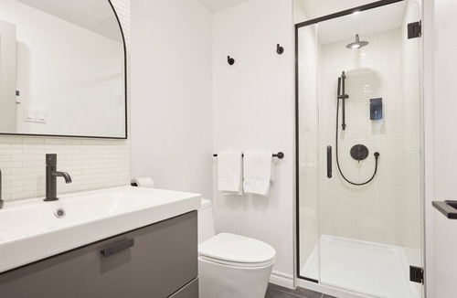 Shaughnessy Village Apartment | The Liverpool – 3-Bedroom, 1.5-Bath Apartment in Downtown Montreal with Parking