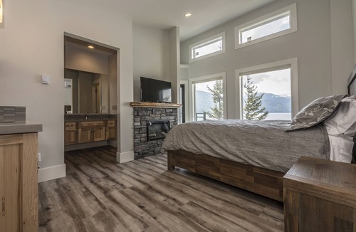 Harrison Hot Springs Cabin | "The Lodge on Harrison Lake" Suite #2