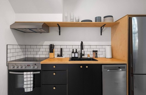Sunnyside House | The Lokal 2 Kings Queen Suite in Sunnyside YYC