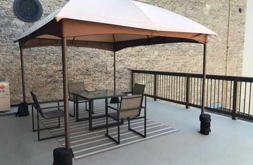 Belleville Apartment | The Madder Suite at Blue Violin