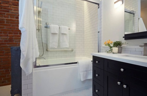 Belleville Apartment | The Madder Suite at Blue Violin