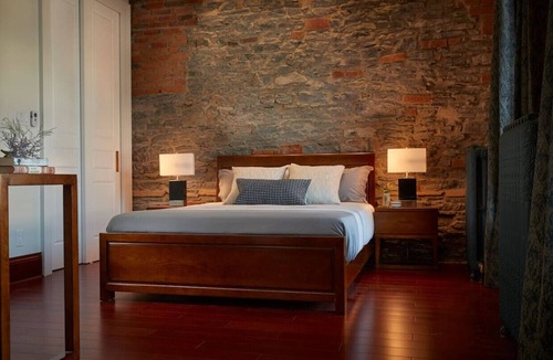 Belleville Apartment | The Madder Suite at Blue Violin