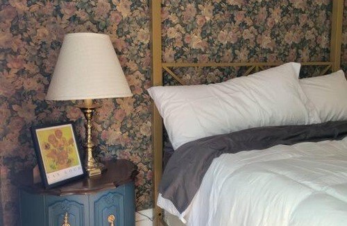 Sussex Apartment | The Maple Shade Suite