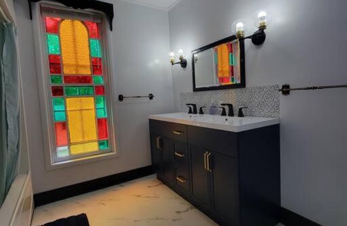 Sussex Apartment | The Maple Shade Suite