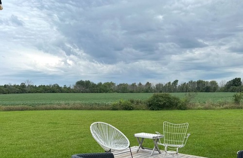 Wellington House | The Meadow House PEC: A Modern Oasis surrounded by wineries w/patio & fireplace