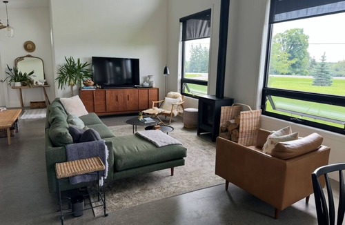 Wellington House | The Meadow House PEC: A Modern Oasis surrounded by wineries w/patio & fireplace