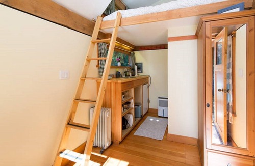 Roberts Creek Cabin | The Micro Cabin In Roberts Creek - 2 Minutes from the Beach!