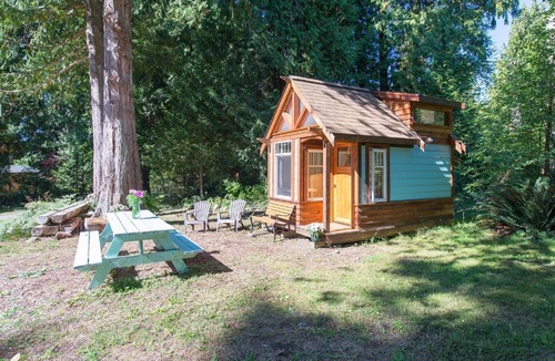 Roberts Creek Cabin | The Micro Cabin In Roberts Creek - 2 Minutes from the Beach!