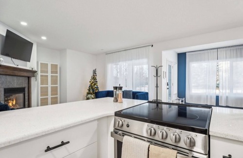 Cochrane House | The Modern Lodge Retreat with INFRARED SAUNA & Amenities for Rest and Relaxation