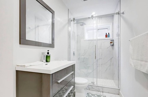 Cote-Des-Neiges—Notre-Dame-De-Grace Apartment | The NDG Charm|A 2BR Hidden Gem