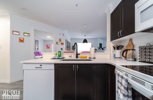 Downtown Edmonton Condo | The Neon Palace - KingBed - Fireplace - Netflix - UG Parkn