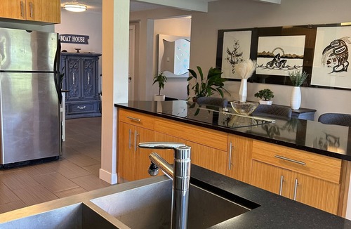 North Saanich House | 🌿 “The Nest” Beautiful Property! Stylish 2 Bedroom Suite. Main Level of Home.