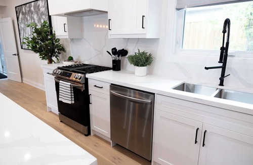 Alcona Cottage | The Nest Lakehouse w/Hot Tub, Steps to Innisfil Beach Park
