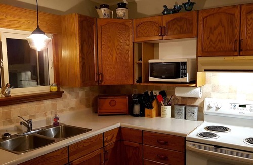 Nottawa House | The Nottawa Gem. 15 Min to Blue Mtn, 30 Min to Barrie. 2 Bedroom, 1 Bathroom.