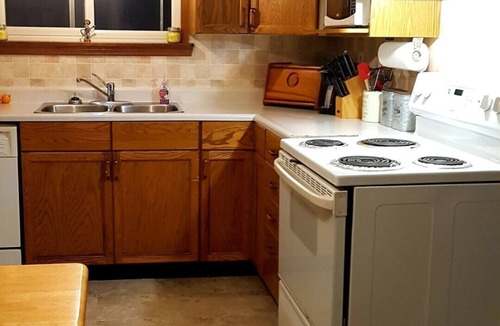 Nottawa House | The Nottawa Gem. 15 Min to Blue Mtn, 30 Min to Barrie. 2 Bedroom, 1 Bathroom.