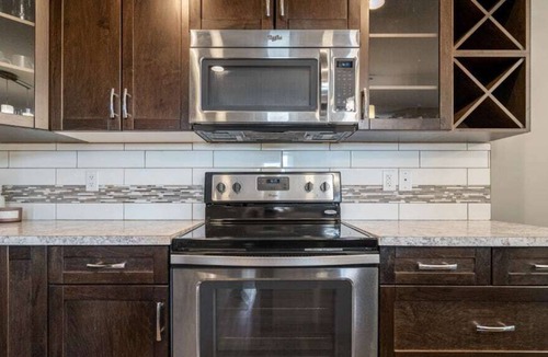 Sylvan Lake House | The Oar | No Service Fees | Balcony & BBQ | 55”TV