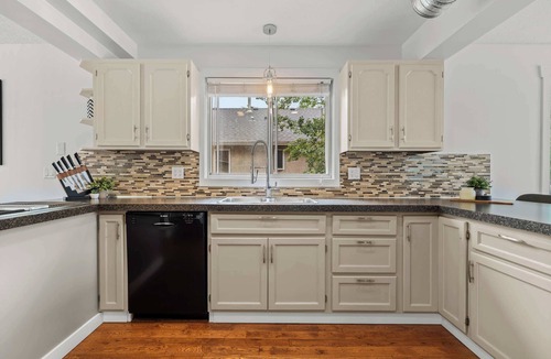 Sylvan Lake House | The Ohana Lakeside Retreat | 4 Bedrooms & Tiki Bar