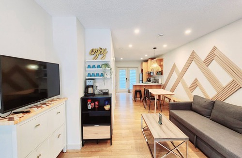 Harvie Heights House | The overlook stay - 2 suites - mountain view - Free parking - 3526
