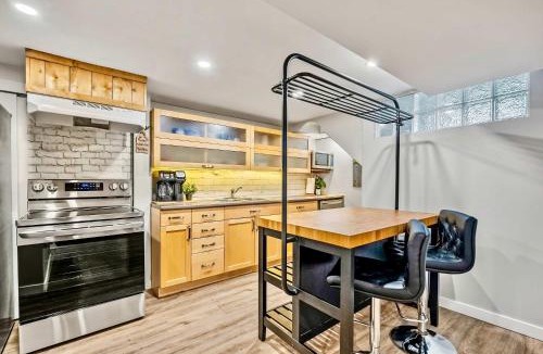 Northwest Calgary House | The Owlet NWCalgary QueenBD PrivateSuite