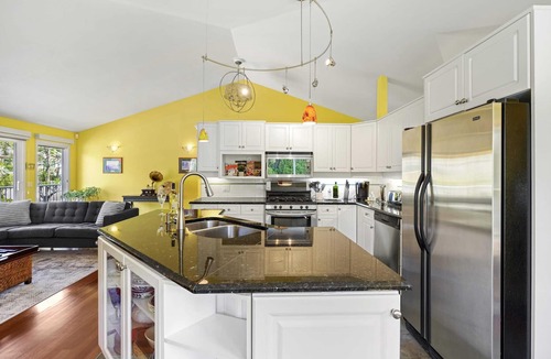 Dilworth Mountain Estates House | The Perfect Kelowna Getaway + Hot tub+2 Fireplaces